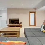 Nyaraló Shanti - A Luxury 3br House With Rooftop Terrace *
