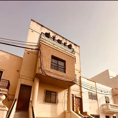 Shanti Naxxar