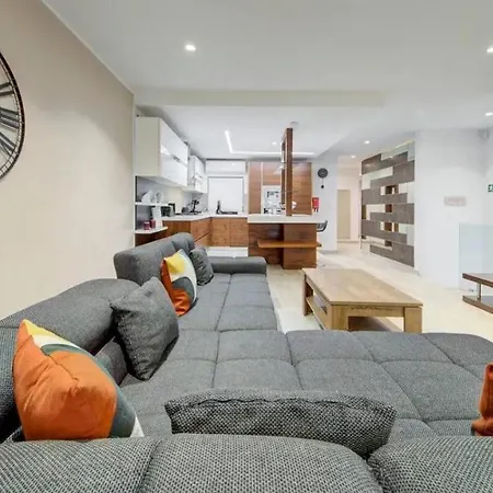 Dom wakacyjny Shanti - A Luxury 3br House With Rooftop Terrace